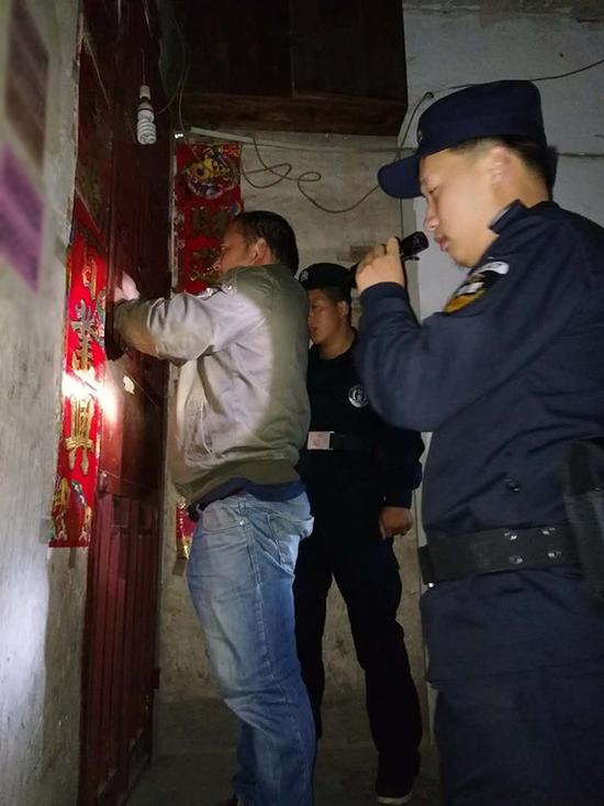 茂名粗心妈妈误将幼女锁家中 